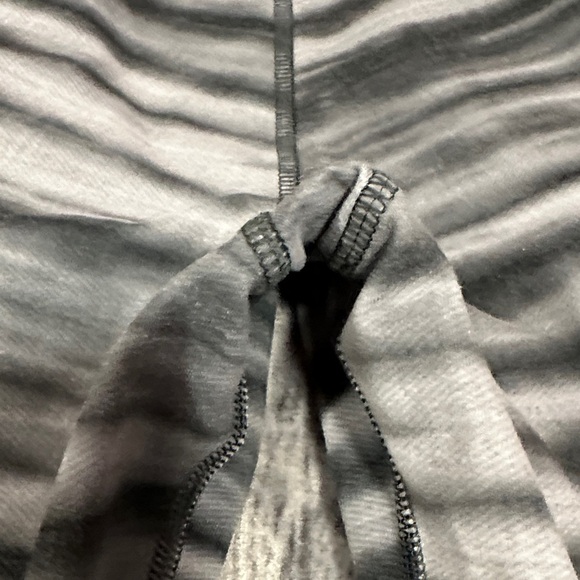 Under Armour Black and Gray Striped Leggings. EUC. - Picture 6 of 9